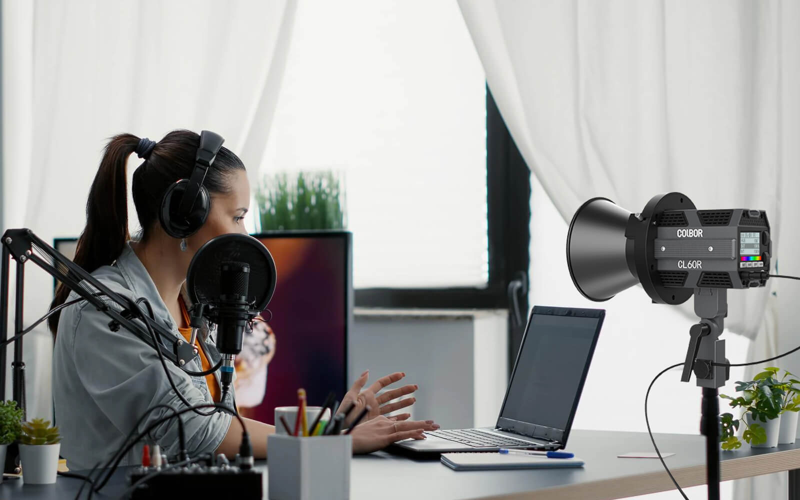 COLBOR CL60R offers lighting for streaming, It is also an LED light for portraits.